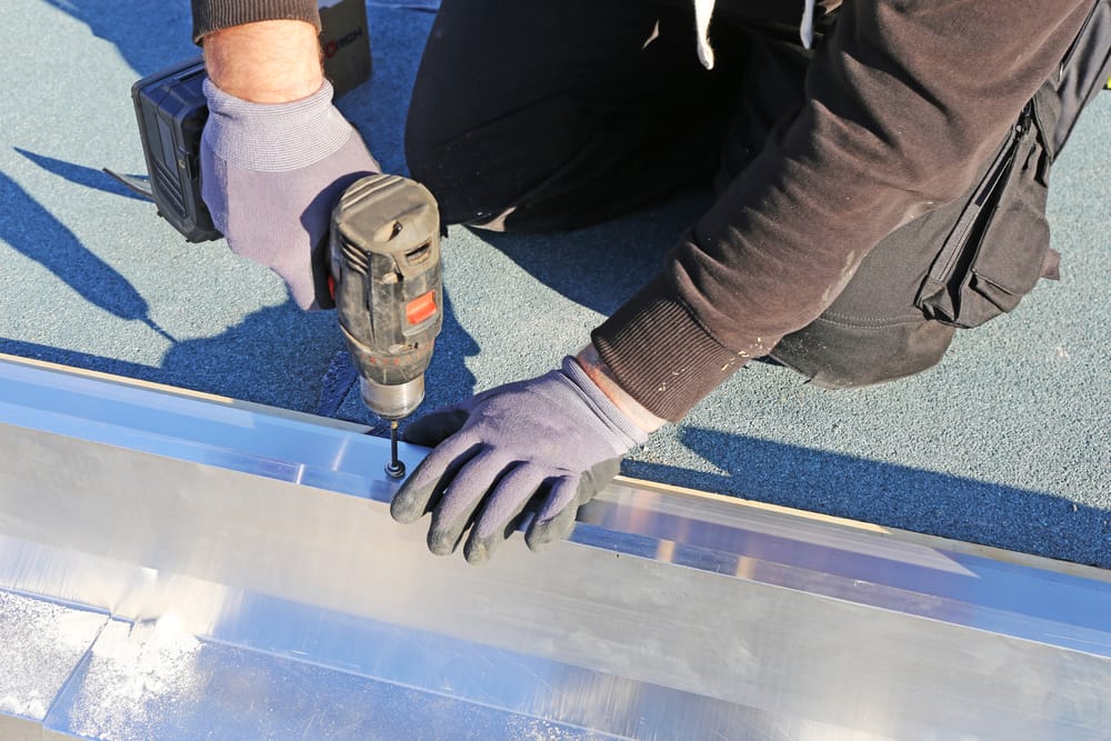 Travaux de plomberie sur un toit plat
