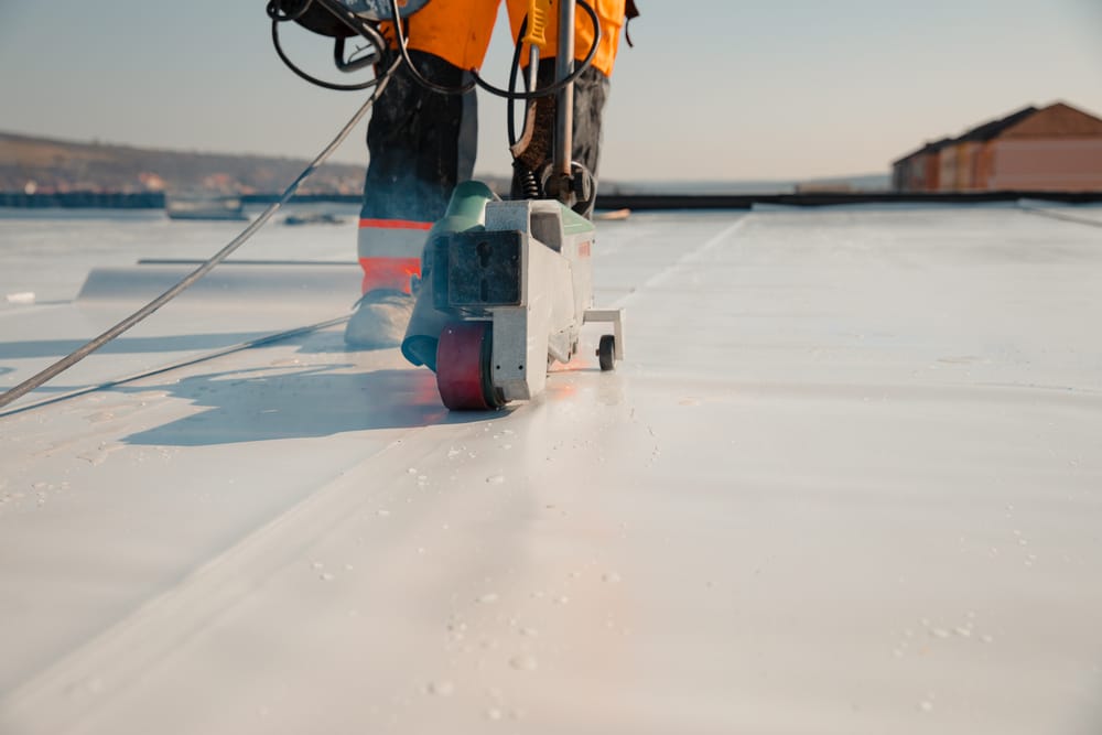 Insonorisation et isolation à l'emplacement de construction, membrane imperméable empêchant la pénétration de l'eau. Barrière de vapeur extérieure pour toit.
