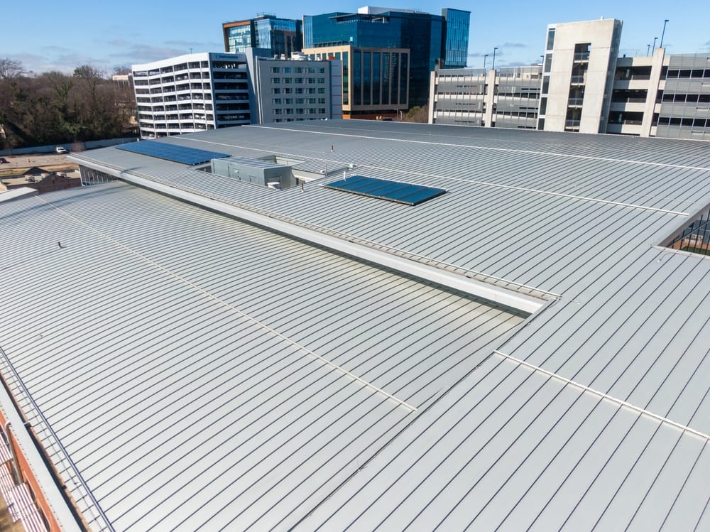 Toiture métallique sur bâtiment commercial