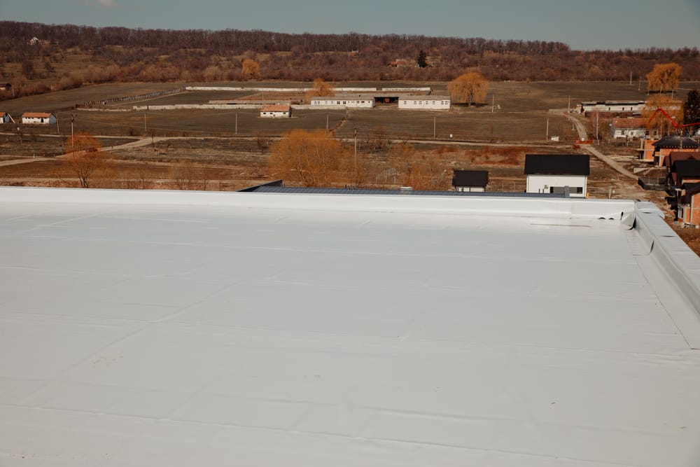 Toit plat avec membrane pvc soudée à l'air chaud imperméabilisant pour système à ballast