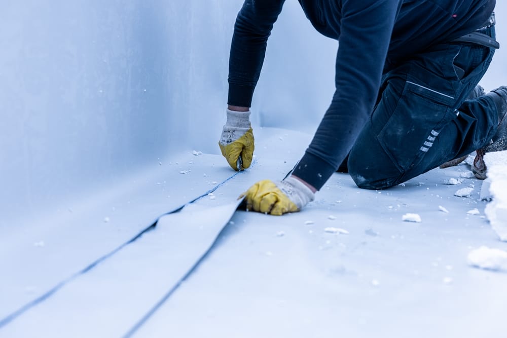 Insonorisation et isolation à l'emplacement de construction, membrane imperméable empêchant la pénétration de l'eau. Barrière de vapeur extérieure pour toit.
