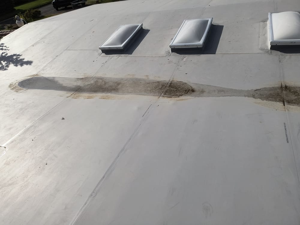 Toit en membrane TPO récemment installé avec lucarnes